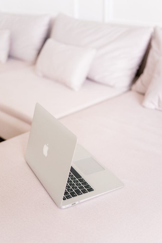 Laptop auf Sofa